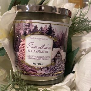 Bath & Body Works Snowflakes & Cashmere Candle